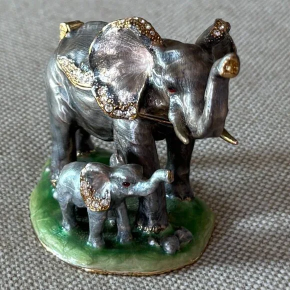 Good Luck Elephant Trinket Box with Magnetic Closure - Picture 4 of 7